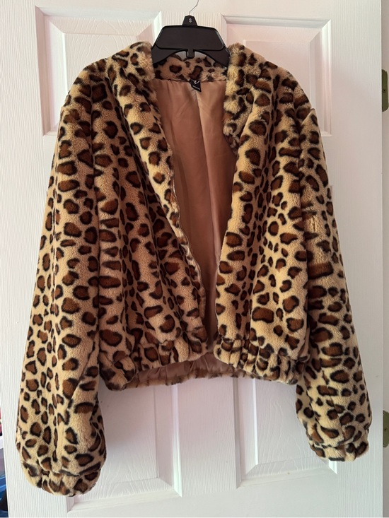 Windsor Jackets & Blazers - Windsor Leopard Print Faux Fur Cropped Jacket size M